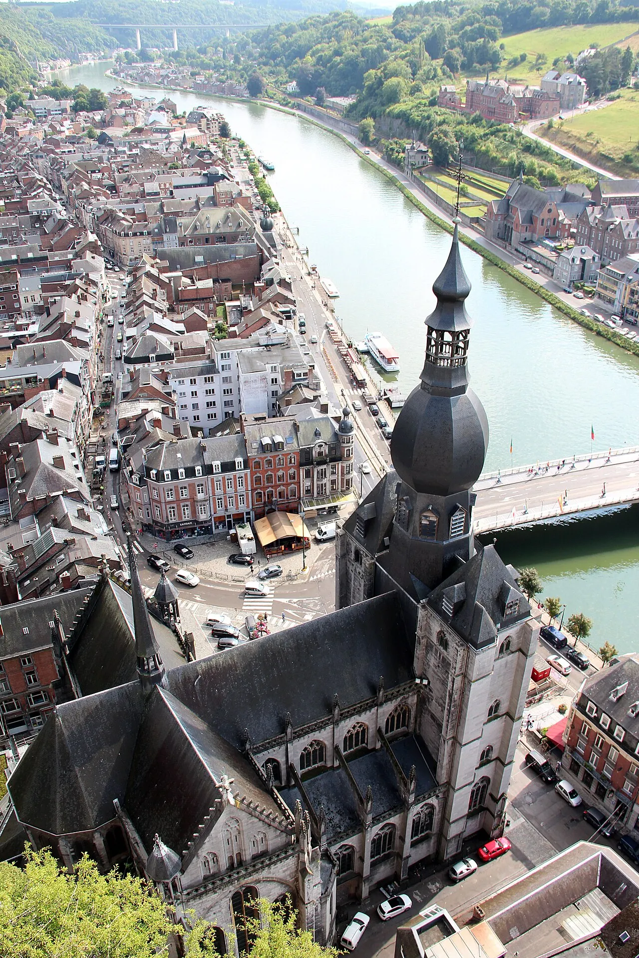 De collegiale kerk van Dinant aan de Maas, met de citadel erboven