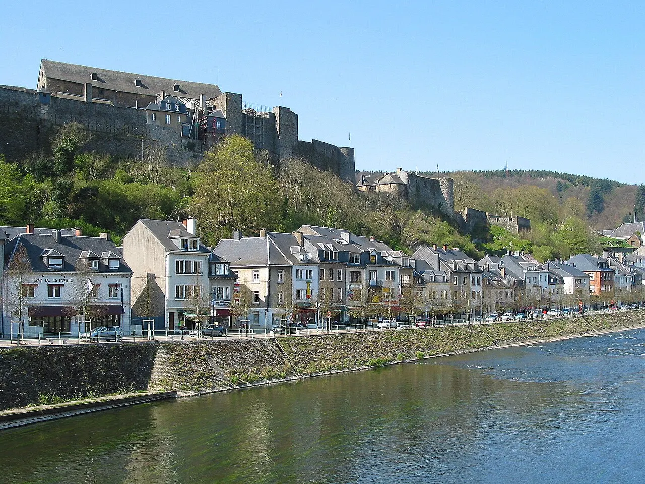 Het kasteel van Bouillon boven de Semois-vallei