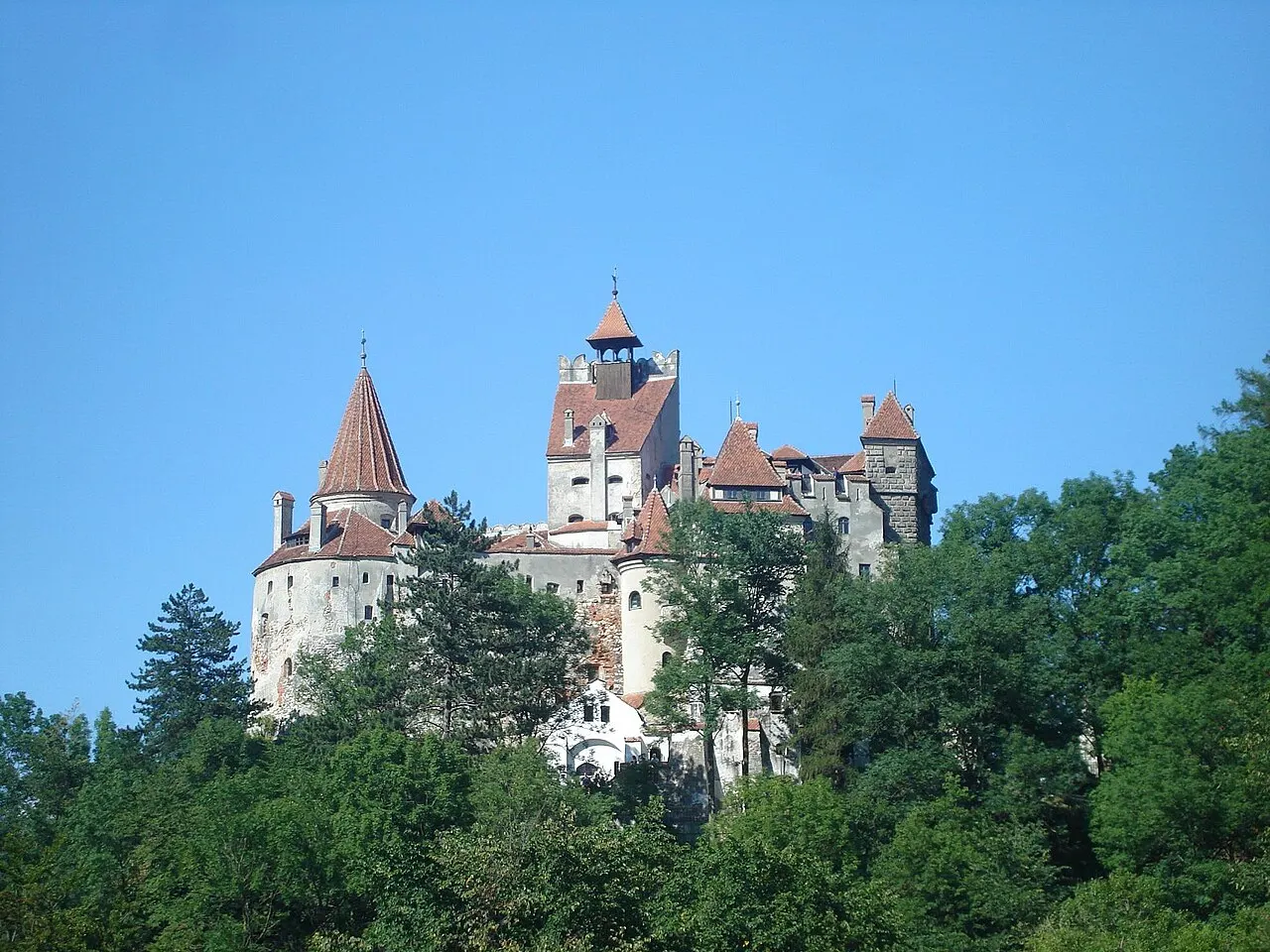 Bran Castle op een rotsachtige heuvel bij Brașov