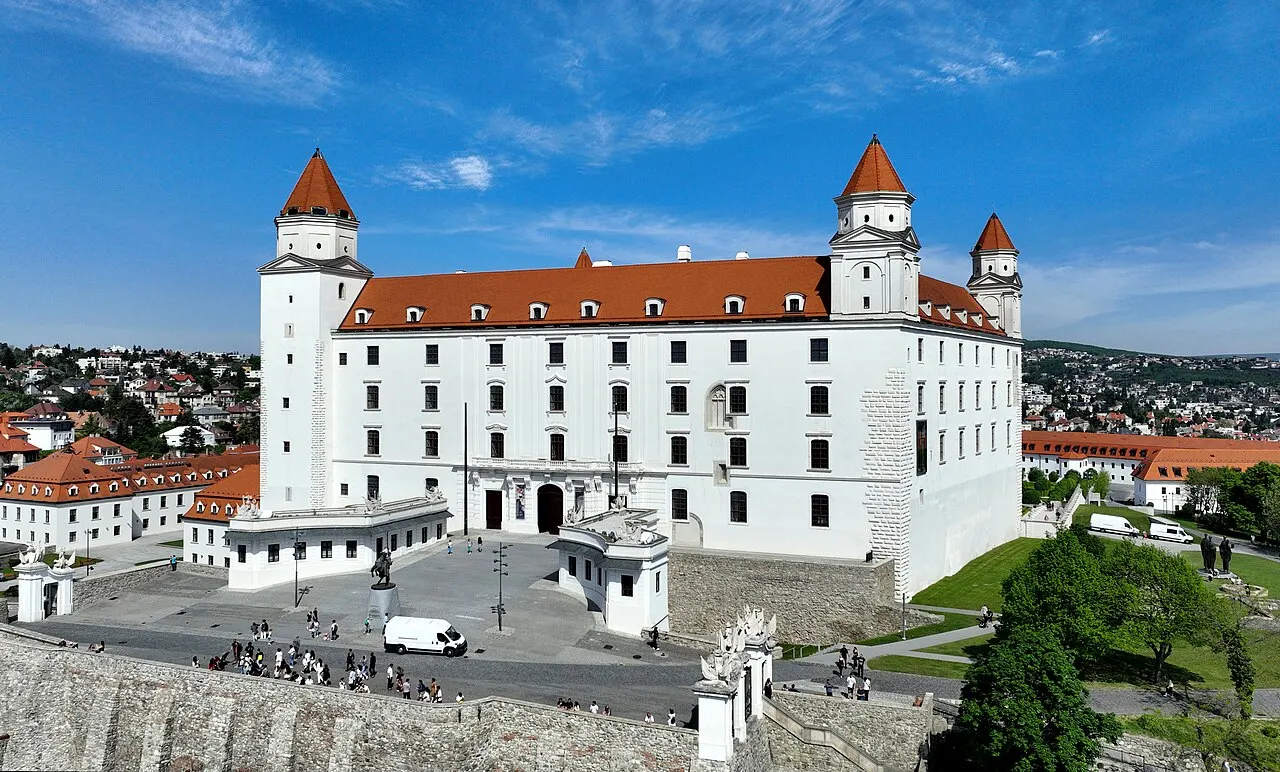 Het Bratislavaes kasteel boven de Donau