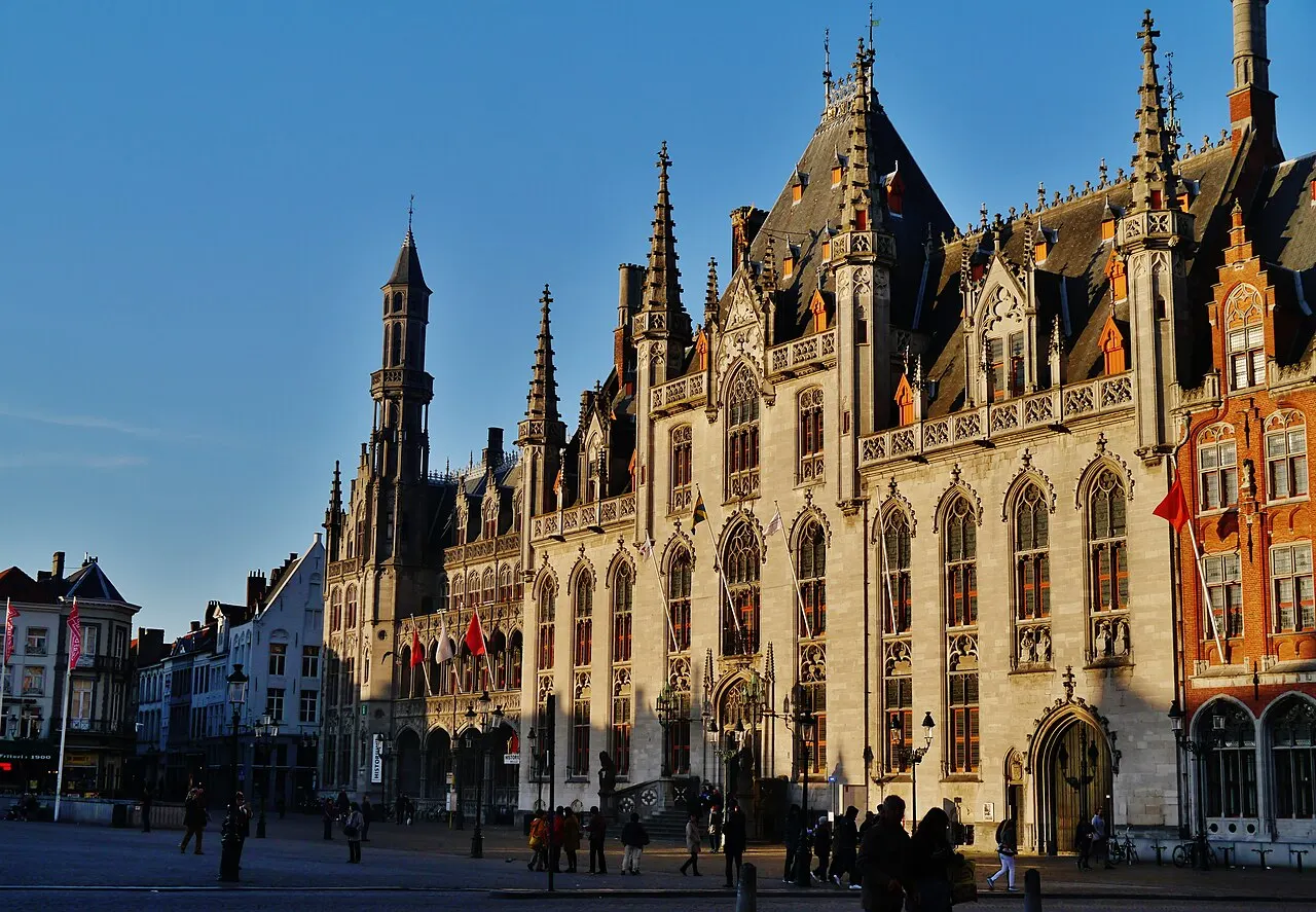 De Markt van Brugge met het Provinciaal Hof