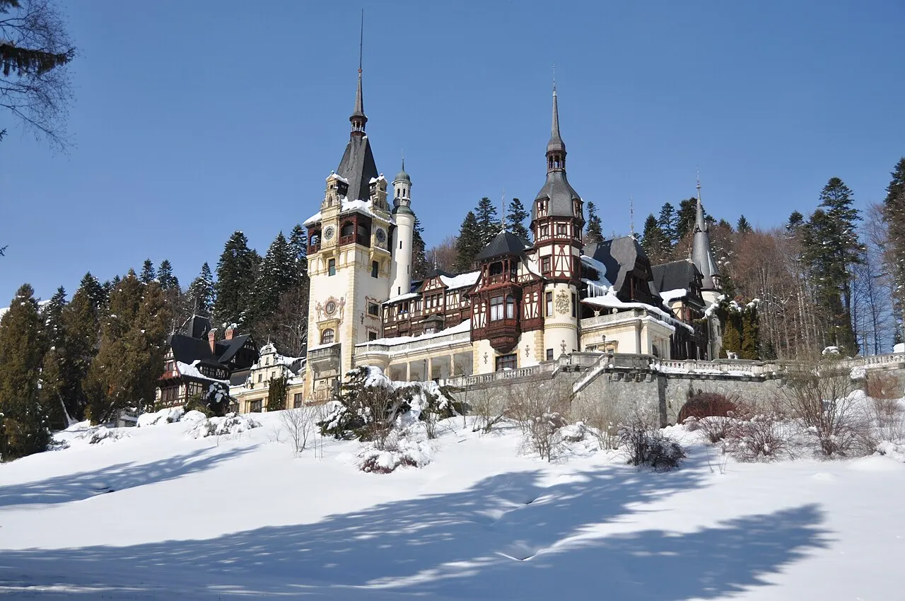 Peleș Castle in Sinaia met bergen op de achtergrond