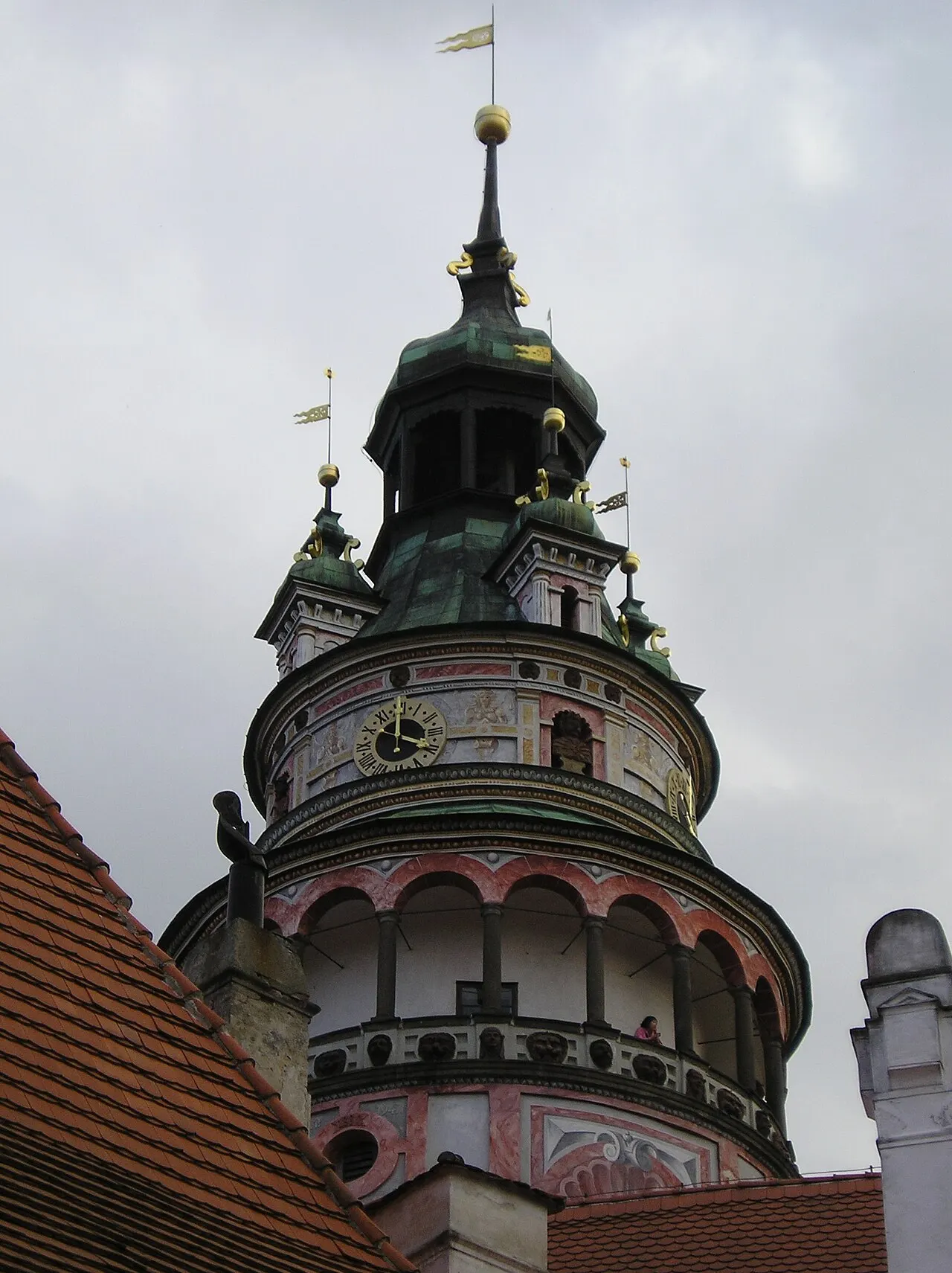 Kasteeltoren van Český Krumlov boven de oude stad