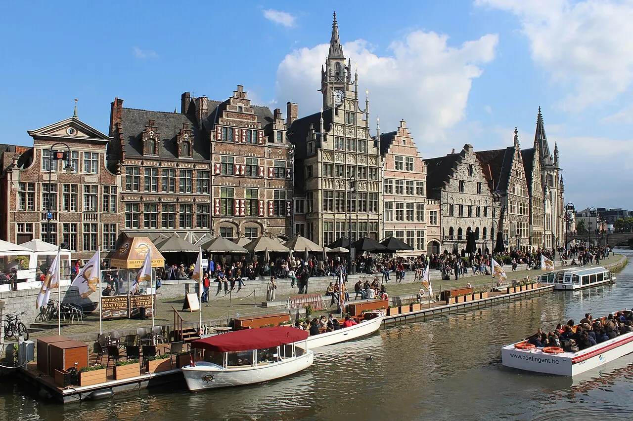 De Graslei in Gent met de gildehuizen aan het water