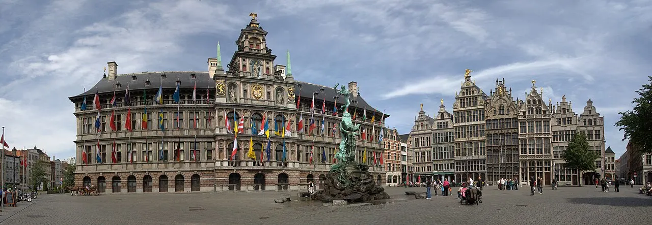 De Grote Markt van Antwerpen met het stadhuis