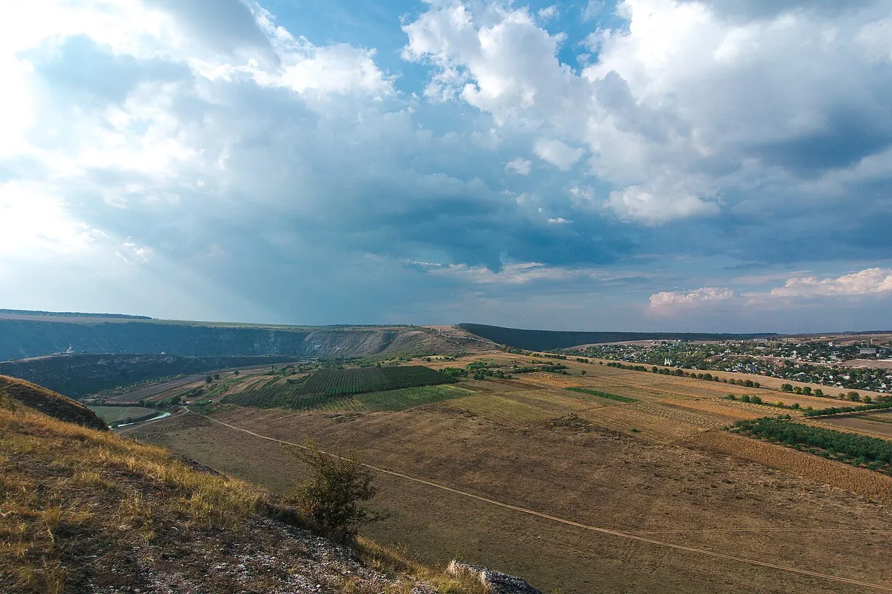 Het grotklooster van Orheiul Vechi boven de rivier de Răut