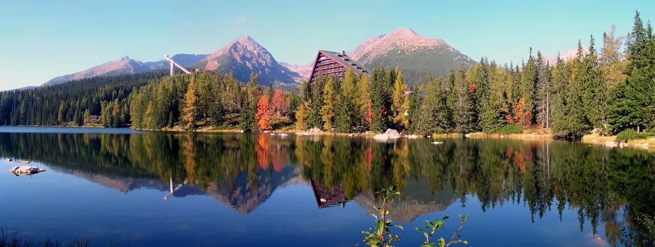 Het bergmeer Štrbské Pleso in de Hoge Tatra