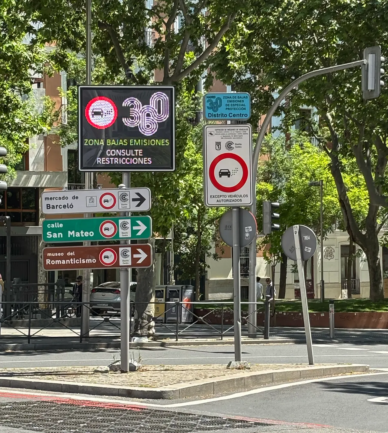 Straatbord bij de ingang van de ZBE (Zona de Bajas Emisiones) in het centrum van Madrid