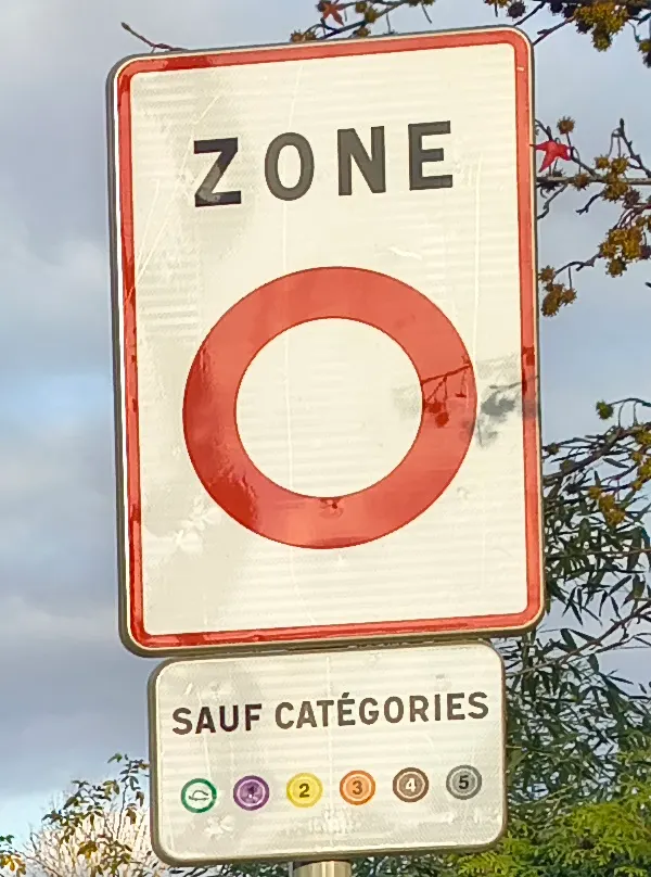 Officieel Frans verkeersbord B56: witte rand met rode cirkel en de tekst ZONE, markeert het begin van een Zone à Faibles Émissions (ZFE)